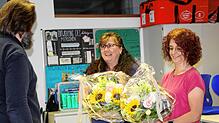 Nach 14 Jahren Beisitzertätigkeit wird Christine Albert (links) mit Blumen überrascht. Verabschiedet wird auch Schriftführerin Melanie ...