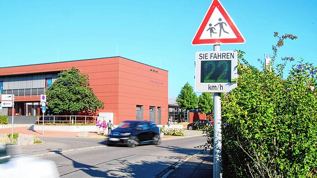 Das Verkehrsaufkommen vor der Lucian-Reich-Schule bereitet den Eltern Sorgen.