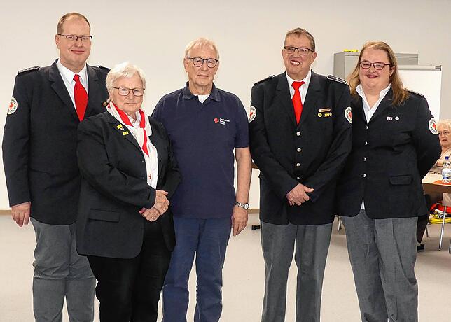 Mario Rilli vom DRK-Kreisverband mit den Geehrten vom Ortsverband Meßkirch Rosemarie Böhler (35 Jahre) Rudi König (45 Jahre) und Armin ...