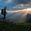 Eine Wanderin in den Alpen bei Montreaux. Sport ist ein Punkt, der die Schweizer gesund hält. Es gibt aber auch andere Gründe, die ...