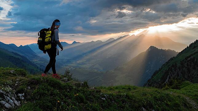 Eine Wanderin in den Alpen bei Montreaux. Sport ist ein Punkt, der die Schweizer gesund hält. Es gibt aber auch andere Gründe, die ...