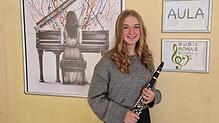 Stolz zeigt sich Hannah Parschau nach der erfolgreich absolvierten fachpraktischen Musik-Abiturprüfung. Neben ihrer Traumnote 1,0 nimmt ...