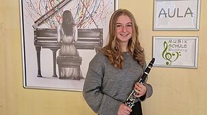 Stolz zeigt sich Hannah Parschau nach der erfolgreich absolvierten fachpraktischen Musik-Abiturprüfung. Neben ihrer Traumnote 1,0 nimmt ...