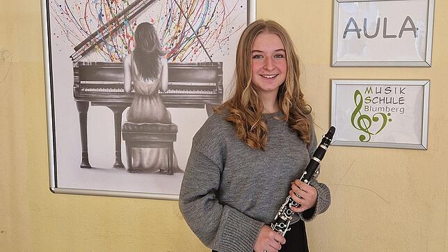 Stolz zeigt sich Hannah Parschau nach der erfolgreich absolvierten fachpraktischen Musik-Abiturprüfung. Neben ihrer Traumnote 1,0 nimmt ...