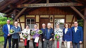 Daniel Oberst (links) und Andreas Maier und Sarah Siebold (beide rechts) ehrten die langjährigen Mitglieder Herbert und Eveline Siebold, ...