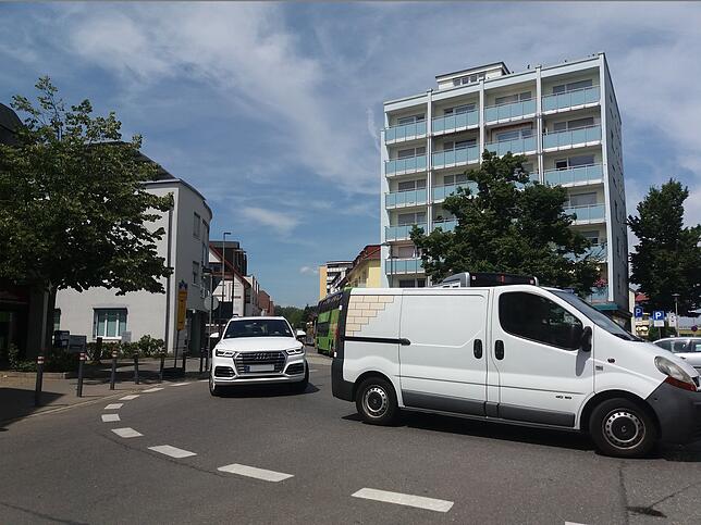 Bild 1: B&nbsp;31: Straßensperrung in Fischbach sorgt für Stau und Verwirrung