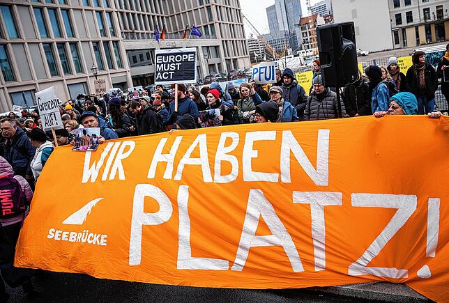 Dieses Bild zeigt Demonstranten während einer Demonstration in Berlin, die wegen der Lage an der griechisch-türkischen Grenze zum ...