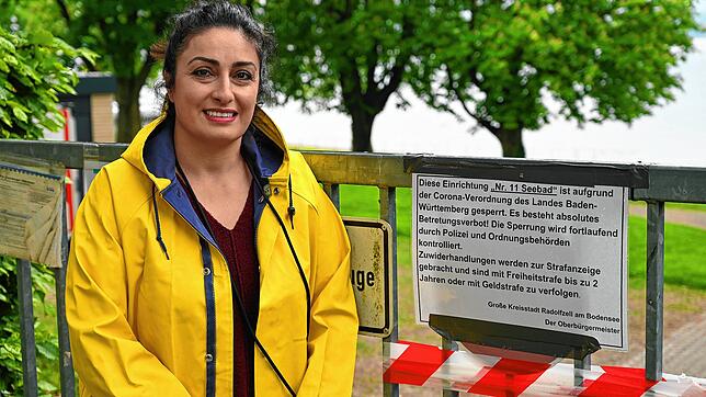 Darf nicht einmal selbst in das von ihr betriebene Seebad: Pächterin Derya Yildirim steht vor einem ungewissen Sommer. Noch dürfen die ...