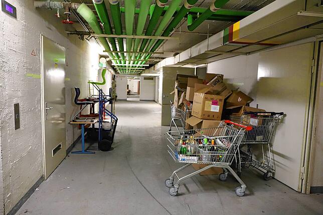 Im langen Flur, früher als Dreh- und Angelpunkt geplant, stehen einige Schulmaterialien.
