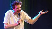 Comedy-Star Luke Mockridge meldete sich auf der Gloria-Bühne mit seinem Programm &bdquo;Trippy&ldquo; zurück.