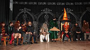 Die Zaubereischule Hogwarts öffnet auf der Bühne der Immendinger Donauhalle noch einmal ihre Pforten für die berühmten Schüler Harry ...