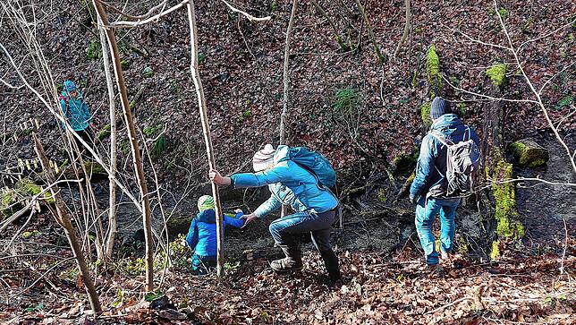 Die Mädchen Romina und Rika überqueren einen Fluss auf einem Baumstamm und entdecken einen Erdwall, hinter dem sie eine Behausung bauen ...