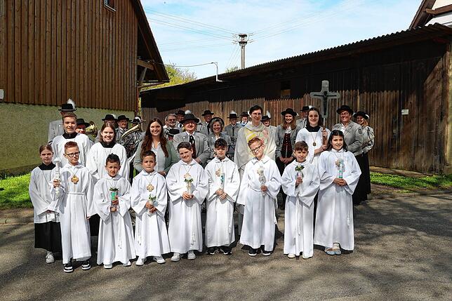 Acht Kinder empfingen die erste heilige Kommunion am 14. April in Hochemmingen. Auf dem Bild zu sehen (Hintergrund Musikverein ...