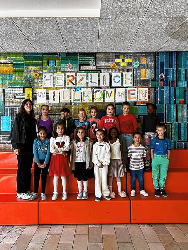 Die Klasse 1b der Schillerschule Singen mit ihrer Klassenlehrerin Flavia Götz.