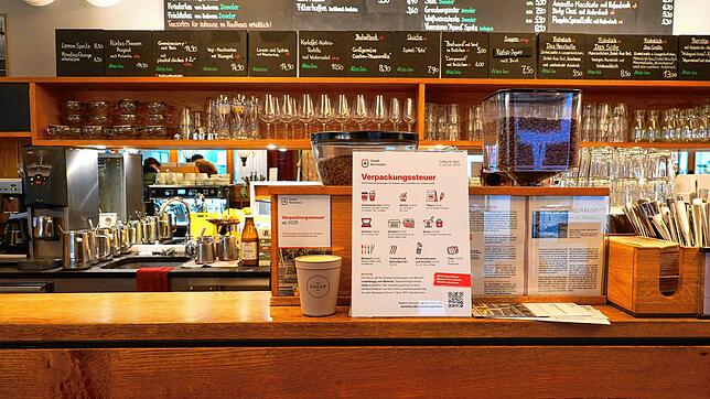 In Konstanz gilt seit dem ersten Januar eine Verpackungssteuer. In einigen Cafés und Restaurants, wie hier im Voglhaus, wird mit einem ...