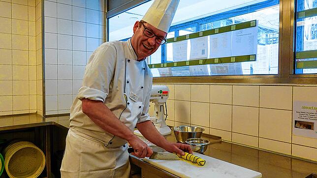 Frank Wälde schneidet die Cannelloni von der Zucchini. Diese gehören zum Zwischengang, also dem zweiten von vier Gängen im Menü.