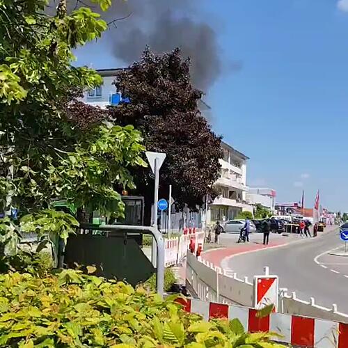 Schwarze Rauchsäule über Singen