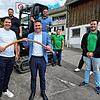Die Glasfaser in der Hand haben Ortsvorsteher Nico Merkt und Bürgermeister Holger Mayer, am Bagger der FDP-Gemeinderat Josef Hiestand, ...