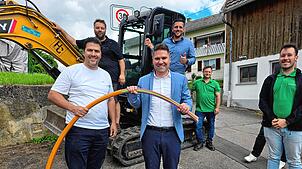 Die Glasfaser in der Hand haben Ortsvorsteher Nico Merkt und Bürgermeister Holger Mayer, am Bagger der FDP-Gemeinderat Josef Hiestand, ...