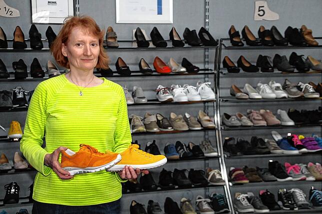 Birgit Greitmann im Schuhhaus Greitmann hat bereits die ersten Kunden bedient.Bilder: BErnhard Lutz