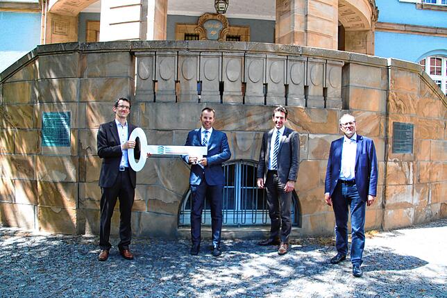 Stefan Menner (von links) von der Bundesanstalt für Immobilienaufgaben übergibt den symbolischen Schlüssel an ...