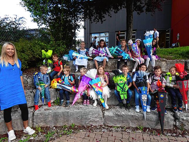 14 Jungen und Mädchen wurden in der Klasse 1b in der Grundschule Buch eingeschult. Ehe sie gemeinsam mit ihrer Klassenlehrerin Silvie ...