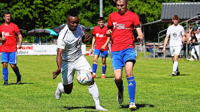 Stürmt wieder für Markdorf: Austyn Adebayo Adefeyiju (links).