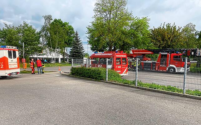 Feuerwehrfahrzeuge und ein Rettungswagen stehen am Mittwochnachmittag auf dem Werksgelände von Ricosta an der Dürrheimer Straße. Im ...