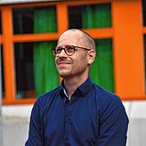 Schulleiter Michael Wernersbach blickt freudig auf die zukünftigen Lern- und Lebensräume, die die Schule mit Leben füllen sollen.