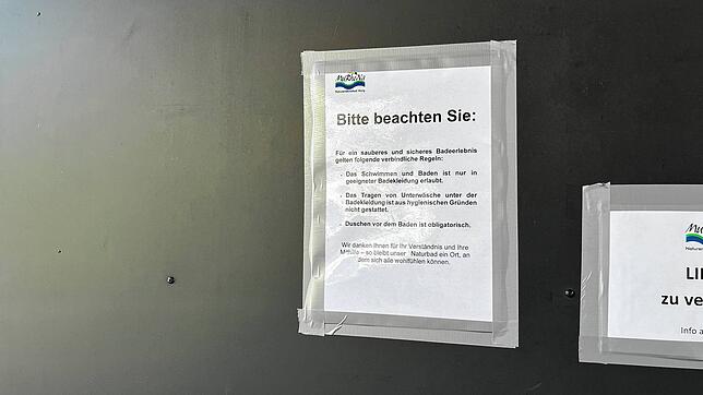 Die Baderegeln im Freibad in Murg hängen direkt beim Eingang aus.