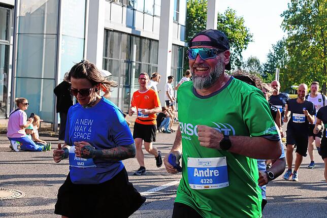 Bild 12: Mit Ausdauer und Kreativität- tausende Läufer messen sich beim ZF Firmenlauf