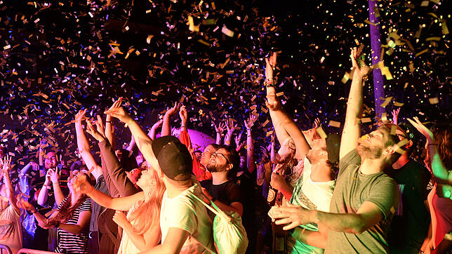 Friedrichshafen kann auch anders. Open Air? Geht doch! Im Juni 2019 wurde die neue Bühne im Innenhof des Kulturhaus Caserne eingeweiht: ...