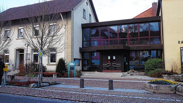 Der Rathausvorplatz in Mühlhausen-Ehingen soll neu gestaltet werden. Ein neues Pflaster, neue Möblierung und Bepflanzung sollen ...