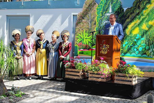 Flankier von Überlinger Trachtenfrauen hielt OB Jan Zeitler seine Eröffnungsrede. Die Kakteen-Kulisse des Stadtgartens im Hintergrund ...