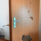 So sah die Wohnungstür, hinter der sich die Zielpersonen aufhielten, nach dem SEK-Einsatz aus.