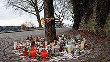 Die Gedenkstätte für Sabrina P. am Stockacher Stadtwall an einem windigen Wintermorgen, Ende Februar. Sie ist noch immer Anlaufstelle ...