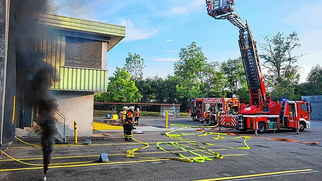 Die Feuerwehr hat am Montag den Ernstfall auf dem Firmengelände von Takeda in der Singener Industriegebiet geübt.