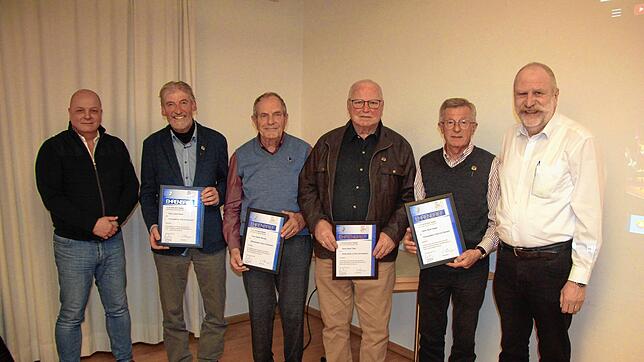 Ehrungen bei der Stadtkapelle (von links): Vorsitzender Ulrich Bäumler, Julius Moser (60 Jahre Mitglied), Heiner Stumpp (70 Jahre), Gerd ...