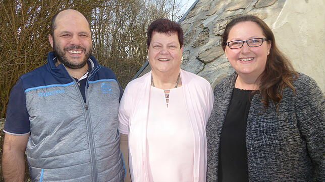Cecile Stamm (Mitte) sowie Eveline Piegat-Stamm (rechts) und deren Mann (links) kümmern sich um die organisatorische Seite zukünftiger ...