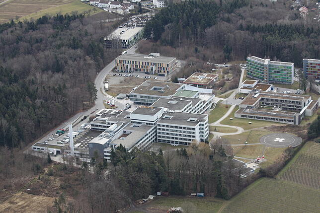Zwischen Ärztehaus (links oben) und dem Klinikum-Komplex sollte auf dem freien Baufeld das neue Versorgungszentrum für den MCB ...