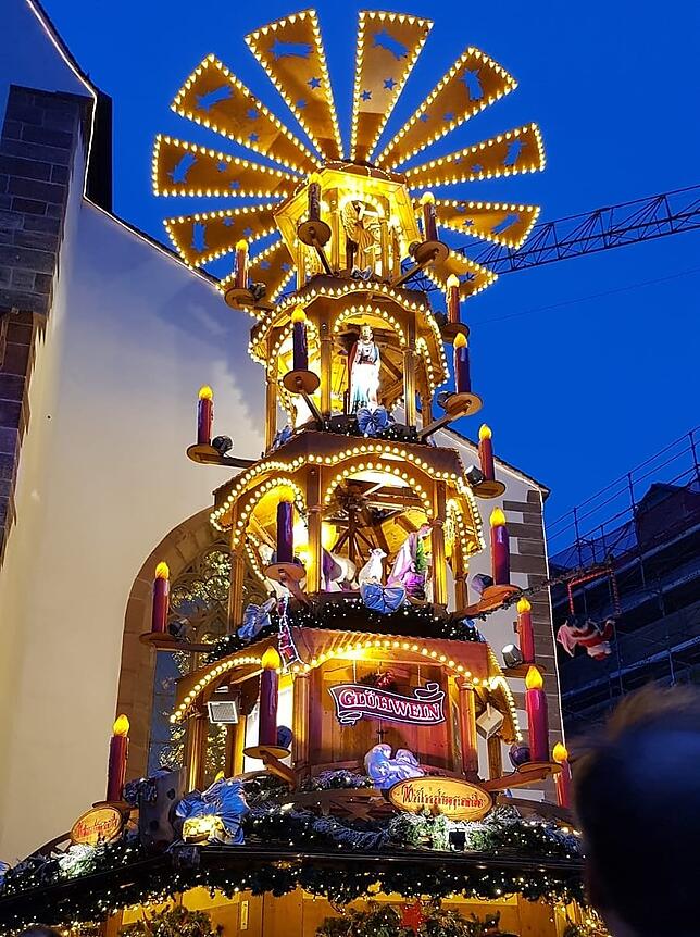 Diese Weihnachtspyramide dreht sich auf dem Weihnachtsmarkt Basel.