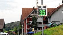Mit einer Anzeigentafel zur gefahrenen Geschwindigkeit versucht man in Indlekofen, das Fahrverhalten der Autofahrer positiv zu ...
