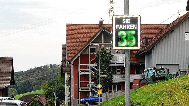 Mit einer Anzeigentafel zur gefahrenen Geschwindigkeit versucht man in Indlekofen, das Fahrverhalten der Autofahrer positiv zu ...