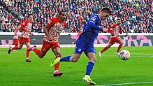 Marius Bülter (blaues Trikot) wird von Kiliann Sildillia (Mitte) verfolgt.