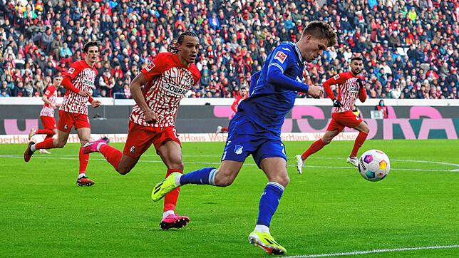 Marius Bülter (blaues Trikot) wird von Kiliann Sildillia (Mitte) verfolgt.