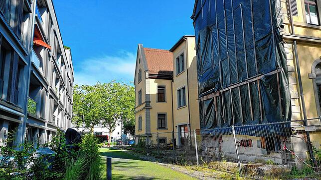 Vom kleinen Spielplatz der Wohnanlage aus betrachtet, sieht das sanierungsbedürftige Stiftsgebäude nicht schön aus.