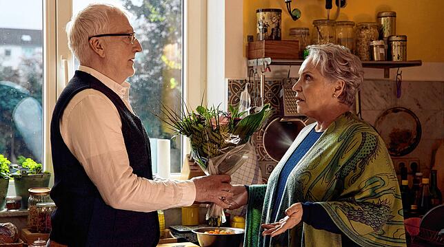 Szene aus „Anna und ihr Untermieter“: Annas (Katerina Jacob) Untermieter Herr Kurtz (Ernst Stötzner) macht ihr unerwartet einen Antrag.