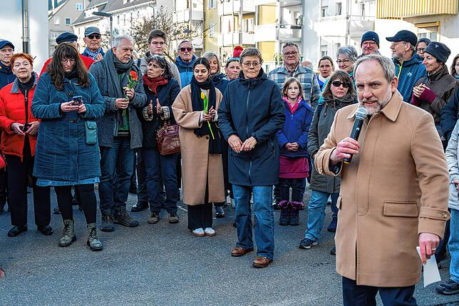 Weitaus mehr Menschen als gedacht sind bei der Verlegung des Stolpersteins in der Allmandstraße dabei. Auch Oberbürgermeister Simon ...