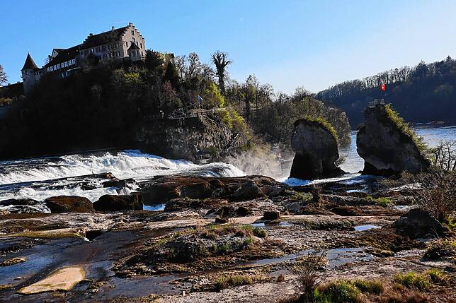 Das Niedrigwasser hat auch Auswirkungen auf den Rheinfall.