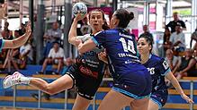 Gegen die TSG Leihgestern (vorne rechts Anita Azinovic) verlor der SV Allensbach (Rahel Müller am Ball) zum Auftakt des Bezirkssparkasse ...